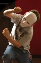 Das Bild zeigt einen Jungen mit einer weißen Maske, der im Rahmen des Demikratieprojetes „IchDuErSieEsWirIhrSie – Individualität, Originalität und Gemeinschaft in Wiesloch leben“ performt. Das Projekt wurde 2019 durch die PfD Wiesloch mit Mitteln aus dem Bundesprogramm Demokratie leben! gefördert.