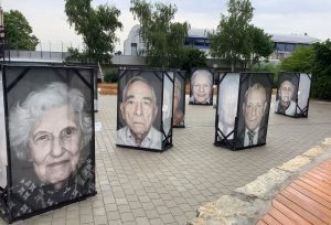 Blick auf die Ausstellung im Schulhof, die bis zum 01.07.2022frei zugänglich ist